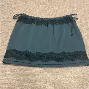 EUC - On-trend green lace skirt from Banana republic - size M